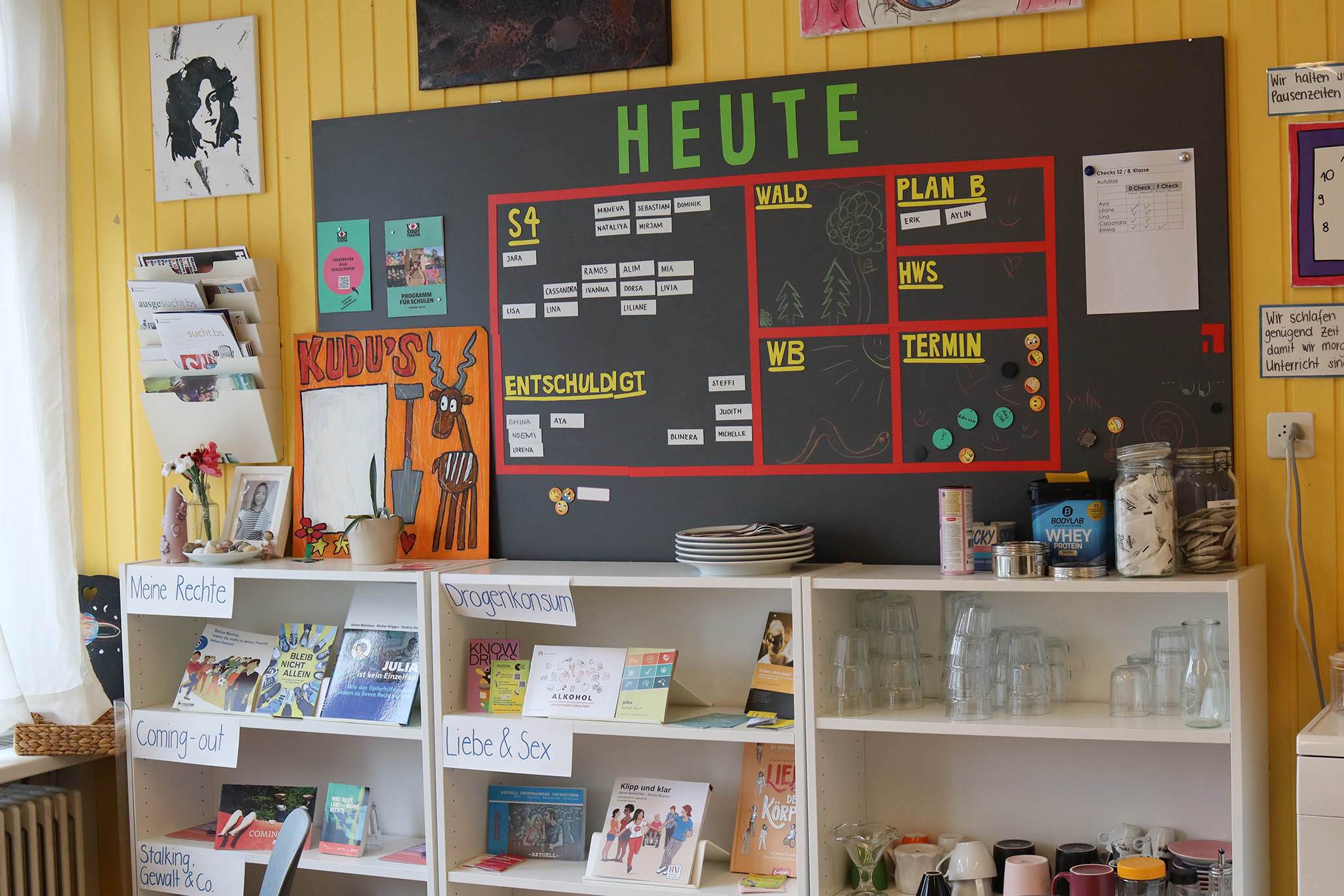 Wolfsbrunnen Übersichtstafel und Regal mit Lesematerial