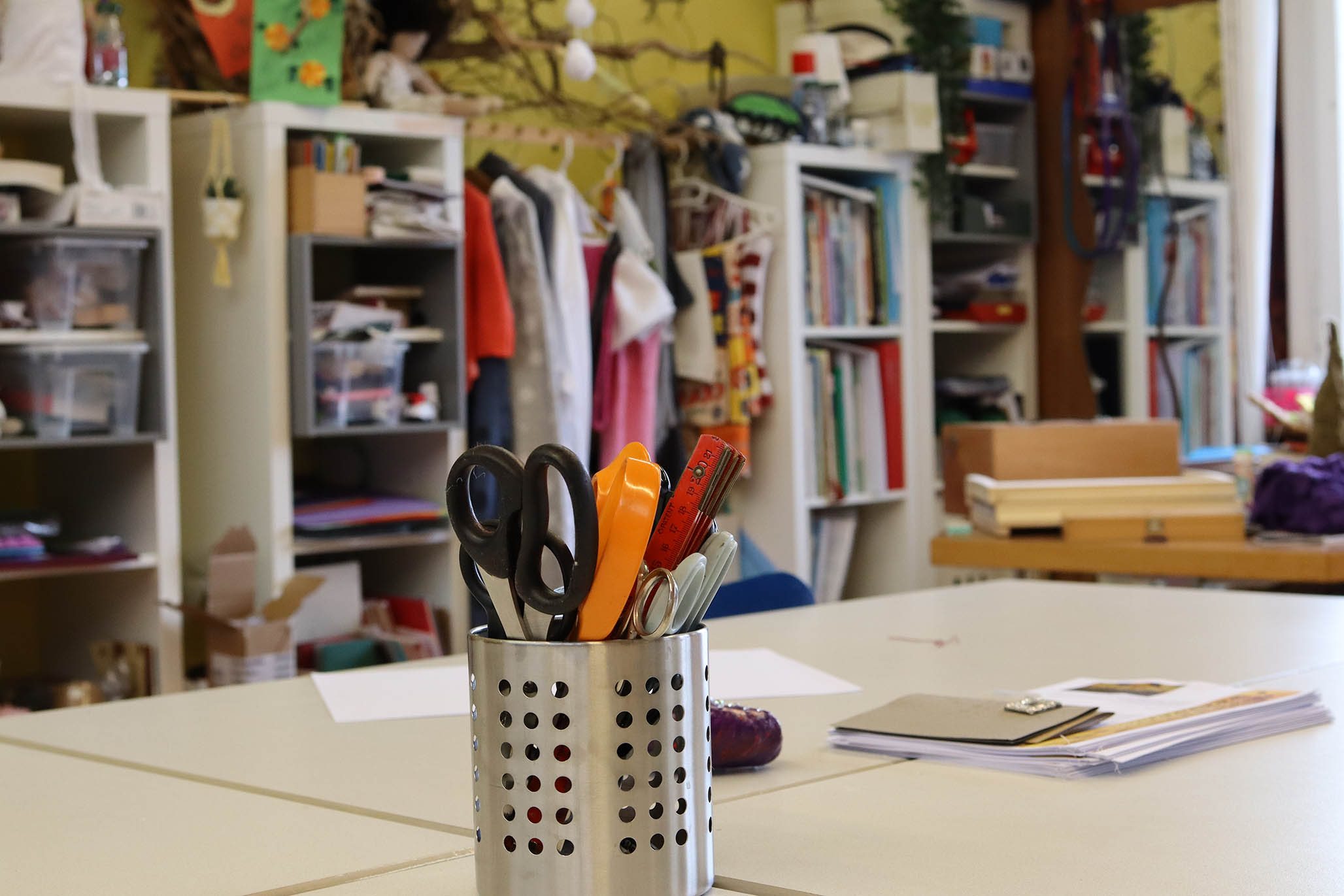 Kreative Ecke mit großem Arbeitstisch in der Wolfbrunnen-Schule