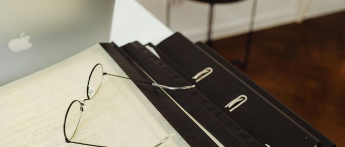 Brille auf Dokumenten